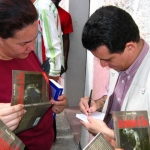 Internationale Buchmesse von Havanna. Präsentation seines Romans "Die Haut und die Nackten". Unterzeichnung Exemplare seines Buches. Havanna, Kuba, Februar 2004.