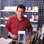 "Festival de la Palabra" von San Juan. In der "Borders" Buchhandlung mit einer Kopie seines Romans "Lange Nächte mit Flavia", Puerto Rico, Mai 2010.