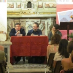 Während der Präsentation in Castellaneta, Puglia, Italien, für seinen Roman "Non lasciar mai che ti vedano piangere (Lasst du nicht sie sehen Sie trauern)", begleitet von dem Übersetzer und Schriftsteller Giovanni Agnoloni in der literarischen Veranstaltung "Spiagge D'Autore". Castellaneta, Puglia, Italien, Juli 2012.