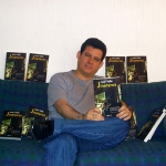 Schließlich sah er sein Buch "Havana Babilonia" mit dem Titel "Jineteras", von dem Planeta Verlag veröffentlicht. Er erhielt die Kopien, als er im Heinrich Böll Haus war. Langenbroich, Deutschland, Februar 2006.