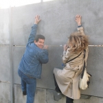 In den Überresten der Berliner Mauer mit der kubanischen Schriftstellerin Karla Suárez. Berlin, Deutschland, September 2007.