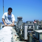 Auf dem Dach seines Hauses in der Perseverancia Straße, Centro Habana. Havanna, Kuba, 1998.