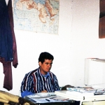 Währen er in Madrid schrieb, in der Wohnung des irakischen Schriftsteller Abdoul Hadi Sadoun und Muhsim Al'Ramly. Madrid, Spanien, Mai 1999.