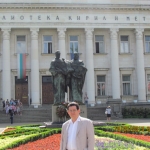 Ante la Universidad San Clemente de Ohrij. Sofia, Bulgaria, Mayo 2013.