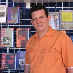 En Puerto Rico, ante el stand de la editorial Plaza Mayor y dos de sus libros.