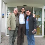 Con los escritores Ricardo González Alfonso y Jorge Luis Arzola, en Frankfurt.