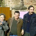 Junto a Waltraut Ludwig y el escritor iraní Ahmad Faal, en el portón de la Casa de Campo de Heinrich Böll, en Langenbroich, Alemania.