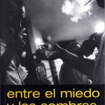 Edición española de "Entre el miedo y las sombras".