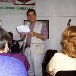 Leyendo sus palabras durante la presentación.