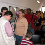 Firmando ejemplares dentro de la sala.