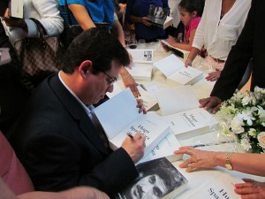 Casi una hora estuvo firmando libros comprados por los cientos de personas que asistieron a la presentación.