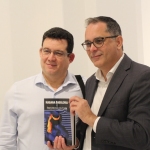 Con el periodista cubano Luis Leonel León, Festival Vista de Miami, diciembre de 2019.