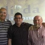 Con el escritor cubano Antonio Álvarez Gil y el novelista español José Manuel Costas Goberna, en Guardamar del Segura, España, septiembre de 2019.