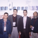 Con el puertorriqueño Elidio La Torre, el dominicano José Carvajal (director de LIBRUSA) y el cubano Guillermo Vidal, Guadalajara, México, 2002.