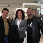 Con la editora Lucía López Coll y el escritor cubano Leonardo Padura, en la feria de Frankfurt, Alemania, 2006.