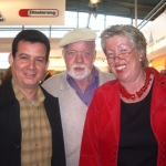 Con su editor alemán, el escritor Peter Faecke, en la feria de Frankfurt, Alemania, 2006.