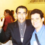 Junto al escritor cubano Sindo Pacheco, Feria Internacional del Libro, La Habana, Cuba, 2004.