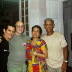 En su casa de La Habana junto al escritor argentino Vicente Battista y el escritor Alejandro Álvarez Bernal (a la derecha, acompañado por su esposa Suyin), Cuba, 2004.