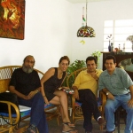 En casa de la escritora cubana Susana Haug Morales, junto a los también escritores Guillermo Vidal (a la izquierda) y Jesús David Curbelo. La Habana, Cuba, 2004.