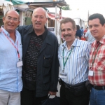 De izq. a dcha: Con los escritores españoles Juan Madrid, Andreu Martín y el cubano Rodolfo Pérez Valero, en Semana Negra, Gijón, España, 2007.