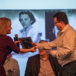 Festival Vista de Miami. Idabell Rosales le entrega la placa del Premio de Ensayo "Carlos Alberto Montaner" obtenido por su libro "La estrategia del verdugo. Censura cultural en Cuba", diciembre de  2019.