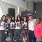 Acompañado por un grupo de estudiantes asistente al Festival Medellín Negro. Medellín, Colombia, septiembre 2013.