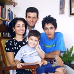 Con su esposa Berta y sus hijos José Antonio y Lior, en su casa de Centro Habana, Cuba, mayo 2004.