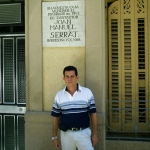 Frente a la casa natal de su cantautor preferido, Joan Manuel Serrat, Barcelona, España, julio 2004.