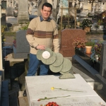 En la tumba de Julio Cortázar, París, Francia, marzo 2008.