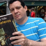 En la Semana Negra de Gijón 2007, leyendo su libro "Jineteras", nominado (y luego ganador) del Premio Internacional Rodolfo Walsh, julio 2007. Gijón, España, 2007.
