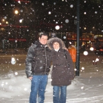 Bajo la nieve en Berlín, luego de una lectura en el Instituto Iberoamericano, con su esposa Berta. Berlín, Alemania, enero 2010.