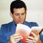 Con el primer ejemplar de la edición cubana de su novela "Si Cristo te desnuda", Centro Habana, Cuba, febrero 2002.