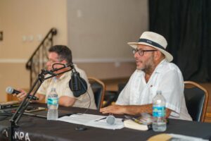 Alberto Sicilia lee sus palabras de presentación para la novela «Mi nombre es polvo».