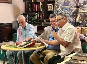 Sindo Pacheco lee sus palabras de presentación para la novela "Mi nombre es polvo".