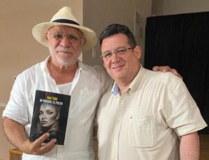 Con el escritor e historiador Gabriel Cartaya, en Tampa, Junio de 2025.