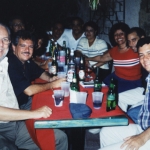 Mit dem dominikanischen Schriftsteller Freddy Ginebra (Direktor des kulturellen Center "Casa de Teatro") und anderen Autoren und Herausgebern. Santo Domingo, Dominikanische Republik, 2000.