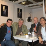 Von links nach rechts: Mit dem kubanischen Journalist Ricardo González Alfonso, dem Übersetzer Guido Klein und kubanischen Schriftsteller Jorge Luis Arzola. Frankfurter Buchmesse. Frankfurt, Deutschland, Oktober 2010.