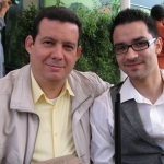 Mit seinem Sohn Toni Medina, Designer und Webmaster seiner Website (amirvalle.com) und der Website "OtroLunes - Revista Hispanoamericana de Cultura". Berlin, Deutschland, Juni 2011.