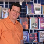 "Festival de la Palabra" von San Juan. Auf dem Stand des Plaza Mayor Verlags, neben zwei seiner Bücher. Puerto Rico, Mai 2010.