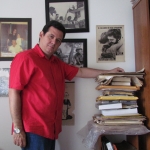 In den frühen Tagen seiner Tour der Untersuchung durch Mittelamerika und U.S.A für das Schreiben der autorisierten Biographie des panamaischen Helden Hugo Spadafora. Panama, September 2011.