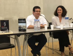 Impartiendo mi conferencia sobre el uso del periodismo en el proceso creativo de varias de mis novelas. Marsella, Octubre 2019.