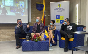 En Santa Marta, junto a sus colegas, el periodista norteamericano Ted A. Henken, y los venezolanos Magdalena López y Rafael Uzcátegui.