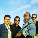 Con los cubanos Agustín Labrada, Guillermo Vidal y Alberto Garrandés, La Habana, Cuba, 2000.