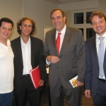 Con el historiador cubano Jorge Luis Vázquez (al centro) y el escritor cubano Carlos Alberto Montaner. Berlín, Alemania, julio 2011.