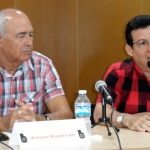 Presentando la novela "Ánika desnuda", del escritor cubano Antonio Álvarez Gil, en la biblioteca de Guardamar del Segura, España, 21 de agosto de 2015.