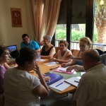 Impartiendo un taller de técnicas narrativas a los miembros de la Tertulia Literaria de Guardamar del Segura, en España, agosto de 2016.