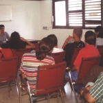 Curso anual de Técnicas Narrativas. Impartiendo clases en el Taller de Creación Onelio Jorge Cardoso, La Habana, Cuba, julio 2001.