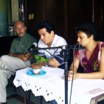 Presentación del libro de cuentos \"Fabulación de la memoria\", del escritor cubano Enmanuel Castells Carrión (izq), La Habana, Cuba, 2004.