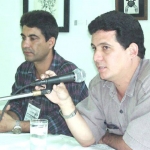 Presentación de su novela \"Si Cristo te desnuda\". Junto al escritor Jorge Ángel Hernández Pérez, Santa Clara, Cuba. marzo 2002.