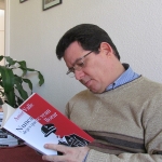 Leyendo por primera vez, ya impresa, su novela "Nunca dejes que te vean llorar", publicada por Grijalbo, marzo 2015.